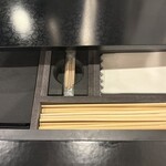 創作麺工房 鳴龍 - エプロン、爪楊枝、ナプキン、割り箸はカウンター下の引き出しの中