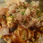 おうさか苑 - 豚玉焼き上がり。ふわふわ鰹節をかけて