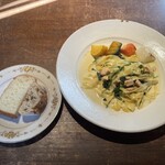 Mobo - メインのサーモンとホウレンソウのクリームパスタ焼き野菜付きとパン