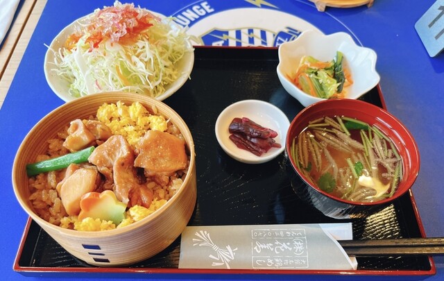 鶏めしの花善 秋田トピコ店｜郷土料理とチキンライスの魅力