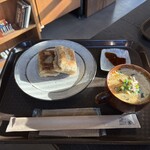 clutch - 玄米餅とスープが一つのトレイに乗って提供される