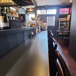 ほっこり庵 - 店内はベージュ色の天井、黒塗り壁、濃茶色の木板張り床、シンプル&シックでコンパクトな空間、BGM代わりにTV音声が流れています
お席はカウンター7席、テーブル4席×1卓の合計11席