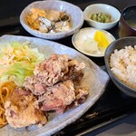 ほっこり庵 - 日替わり定食(税込1,100円)
①鶏唐揚げ【5個】、野菜サラダ(甘藍&萵苣&人参)、ナポリタン②厚揚げ&榎茸の煮付&長芋短冊&蘖ナムル③オクラのおかか和え④玄米ご飯⑤お味噌汁⑥お漬け物(白菜&沢庵)