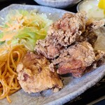 ほっこり庵 - ①鶏唐揚げ【5個】、野菜サラダ(甘藍&萵苣&人参)、ナポリタン
手作り感のある鶏唐揚げ、品数も多くてボリューム的には満足出来ますが、ランチで1,100円は少し厳しいかも