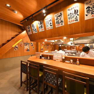 ライブ感が魅力のカウンター席と宴会に最適なテーブル席をご用意