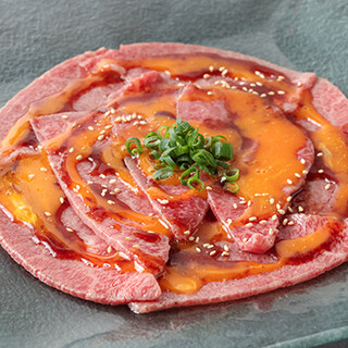 ユッケや焼きしゃぶなど種類豊富な逸品料理。おつまみとしても◎