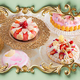 芸術性の高いスイーツが並ぶデザートビュッフェ