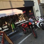 Supido Sutakafe - 順番待ちのバイクが並ぶ店頭