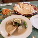 ナワブ - 煮込み料理にはナンorロティor ライスがセットで付いています。