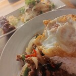 タイ料理 スワンナプームタイ 大阪 - 豚とバジルのガパオ