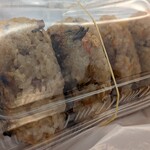 魚虎千両 - テイクアウトでイカスミ焼おにぎり2個380円
      とタキコミ焼おにぎり2個380円