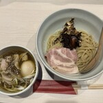 柳麺 呉田 - 料理写真:■黒舞茸と比内地鶏の昆布水つけ麺＋味玉(十六代真っ赤卵)¥1,450