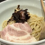 柳麺 呉田 - ■黒舞茸と比内地鶏の昆布水つけ麺＋味玉(十六代真っ赤卵)¥1,450