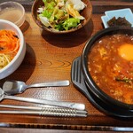 ふくふく パンチャンの家 -  牛すじは 柔らかく 臭みも無く 牛すじには ちゃんと味が入っており とても美味しい 辛さは2にしましたが 後になって少し辛さを感じるぐらい… 