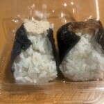 おむすび ごっつ食べなはれ 中目黒店 - 左からツナマヨとおかか