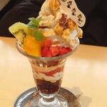 PEANUTS Cafe スヌーピーミュージアム - ビーグルスカウトのロッキーマウンテンパフェ1518円