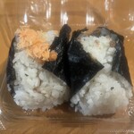 おむすび ごっつ食べなはれ 中目黒店 - 左から、しゃけと肉そぼろ