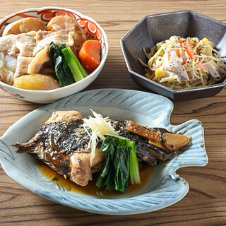 サラダや煮物など3～4品。旬食材で作る日替わりのおばんざい