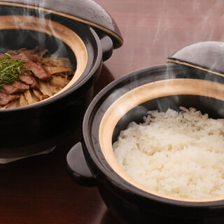 ご注文後に炊き上げる土鍋ご飯。和牛の炊き込みご飯は必見