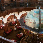 マゼランズ - 巨大な地球儀のオブジェ。