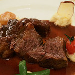 マゼランズ - 牛頬肉の赤ワイン煮込み