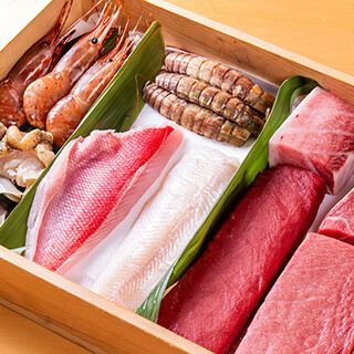 鮮度際立つ魚介と四季折々の味覚が奏でる、贅を尽くした料理