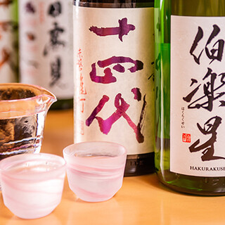 珍しい銘柄と出会える多種多様な日本酒。ビールの飲み比べあり