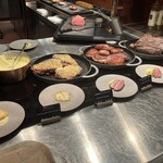 Crossroads Kitchen - メインのカウンター　お肉類は塊で焼かれたものから切り出して温め　仕上げる形です