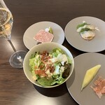 Crossroads Kitchen - 泡に前菜類　パテアンクルートと帆立のカルパッチョ（キャビア添え）が注目でしょうか　ポーションが小さいので　メニュー全制覇も可能かも