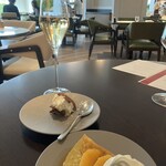 Crossroads Kitchen - デザートその１（ティラミスとクレープシュゼット）　いずれも最後の仕上げをオーダーごとにという感じです（目の前でフランベとかそこまではやりません）