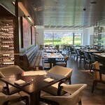 Crossroads Kitchen - 奥の緑が見える開放感はずっと同じです　若干席間が詰まったかも　ベビーカー連れの夫婦もちらほら