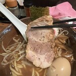 中華そば 志の田 - チャーシューリフト。