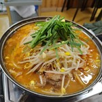 할매집 - カムジャタン。肉がすごい！でもジャガイモは入ってない。溶かし込んでるのかな？謎だ笑。スープはとっても辛いので注意！辛くないのを頼んだのに日本基準だとかなり辛いかも?でも旨し♥