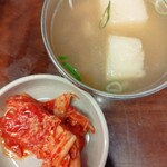 부촌육회 - キムチと大根スープがついてくる