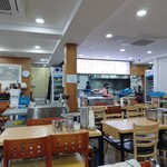 Leemoon Seolleongtang - 内観。テーブルにキムチとカクテキがあり、取り放題。ここのカクテキ、酸味があって一番好きだったかも♪