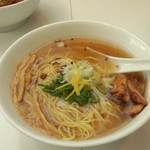 鬼そば 藤谷 - 鬼塩ラーメン　700円。あっさりとしながらも、こくのあるスープは非常に上品な味です。チャーシューの代わりにグリルされたチキンが載ってます。