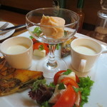 コンプレ - カリフラワーのスープ、キッシュ、タラモサラダ、トマトとモッツァレラ、