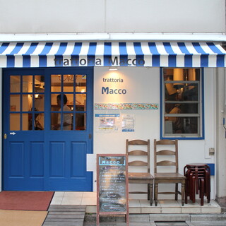 裏路地に佇む隠れ家的なレストラン