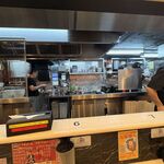 蒙古タンメン中本 - 厨房の様子