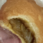 村島パン店 - 甘い玉ねぎのカレーがぎっしり