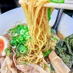 新徳島拉麺　まる徳ラーメン 白鷺本店 - 麺･中細･角麺ウェーブ