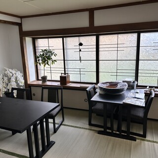 バリアフリーの小上がりです。落ち着いた和の雰囲気を味わってください。