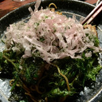 野菜居酒屋　玄気 - パッと見、ほうれん草のお浸しに見えますが、実はソース焼きそば。野菜いっぱいでとっても美味しいです。