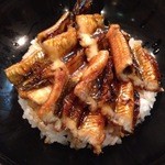 小魚料理 とみ助 - 注文後に焼き始めて作られる穴子丼。タレは広島らしくやや甘め