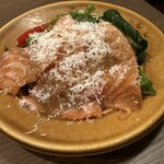 昭島パスタ工房 - チーズを削って仕上げるノルウェーサーモンのサラダ（Ｓ）