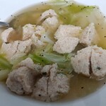 シーガル食堂 - 提供品の鶏団子を砕いてみた↑