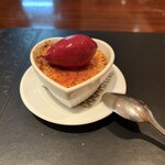 ル カフェドゥ ジョエル・ロブション - デザートは３種類　バニラのクレームブリュレを選択　