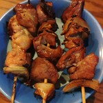 焼き鳥 串の坊 - 右からさがり、はつ、鶏肉タマネギ