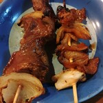 焼き鳥 串の坊 - 右から鶏皮、レバー