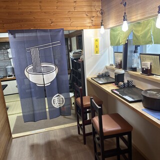 厨房前にカウンター席が3席ご用意しております。